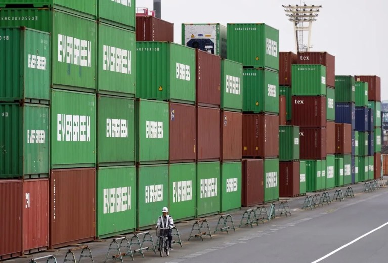 Fotografía de archivo de un guardia de seguridad en bicicleta junto a unos contenedores en un puerto de Tokio, Japón. EFE/EPA/FRANCK ROBICHON