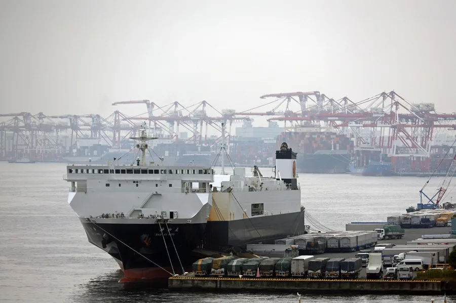 Fotografía de archivo de un buque de carga en un puerto de Tokio, Japón. EFE/EPA/FRANCK ROBICHON