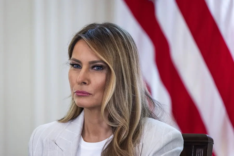 Melania Trump dice sobre las IA que "los robots ya están aquí" y pidió "responsabilidad"