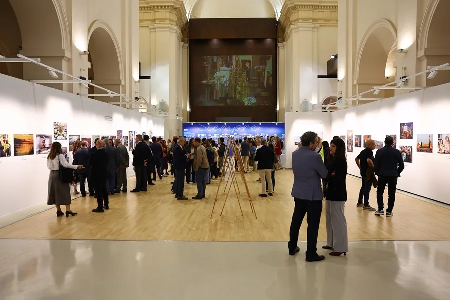 La Agencia EFE de Castilla-La Mancha conmemora los 40 años de su apertura con la inauguración de la exposición 'Momentos icónicos de nuestra historia reciente'