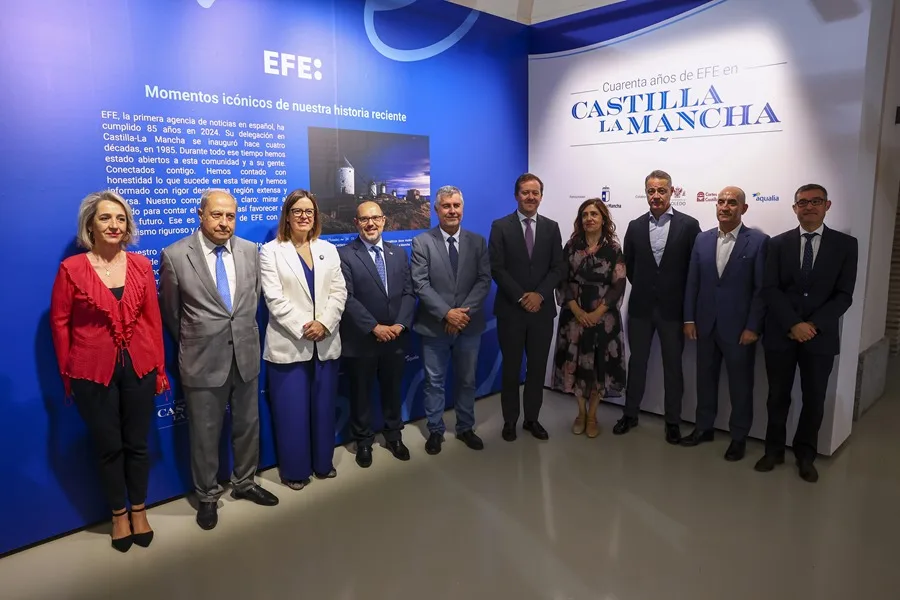 El presidente de la Agencia EFE, Miguel Ángel Oliver (5i); el presidente de las Cortes de Castilla-La Mancha, Pablo Bellido (4i), la consejera portavoz del Gobierno de Castilla-La Mancha, Esther Padilla (3i), y el alcalde de Toledo, Carlos Velázquez (5d), entre otros, hoy en la exposición.