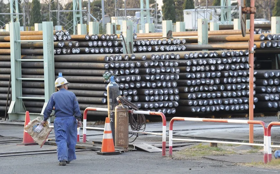 Fotografía de archivo de un empleado de Nippon Steel Corporation en un almacén de barras de acero en la fábrica de la empresa en Tokio, Japón. EPA/EVERETT KENNEDY BROWN