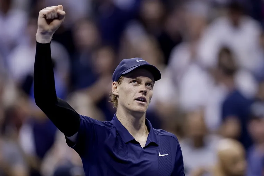 El italiano Jannik Sinner reacciona tras derrotar al canadiense Félix Auger-Aliassime durante las semifinales de individuales masculinos del Abierto de Estados Unidos de tenis. EFE/EPA/JOHN G. MABANGLO