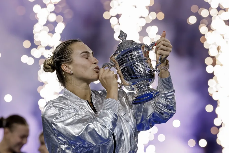 Aryna Sabalenka, de Bielorrusia, besa el trofeo de campeona tras derrotar a Amanda Anisimova, de Estados Unidos, durante la final femenina individual del Abierto de Estados Unidos de tenis. EFE/EPA/JOHN G. MABANGLO
