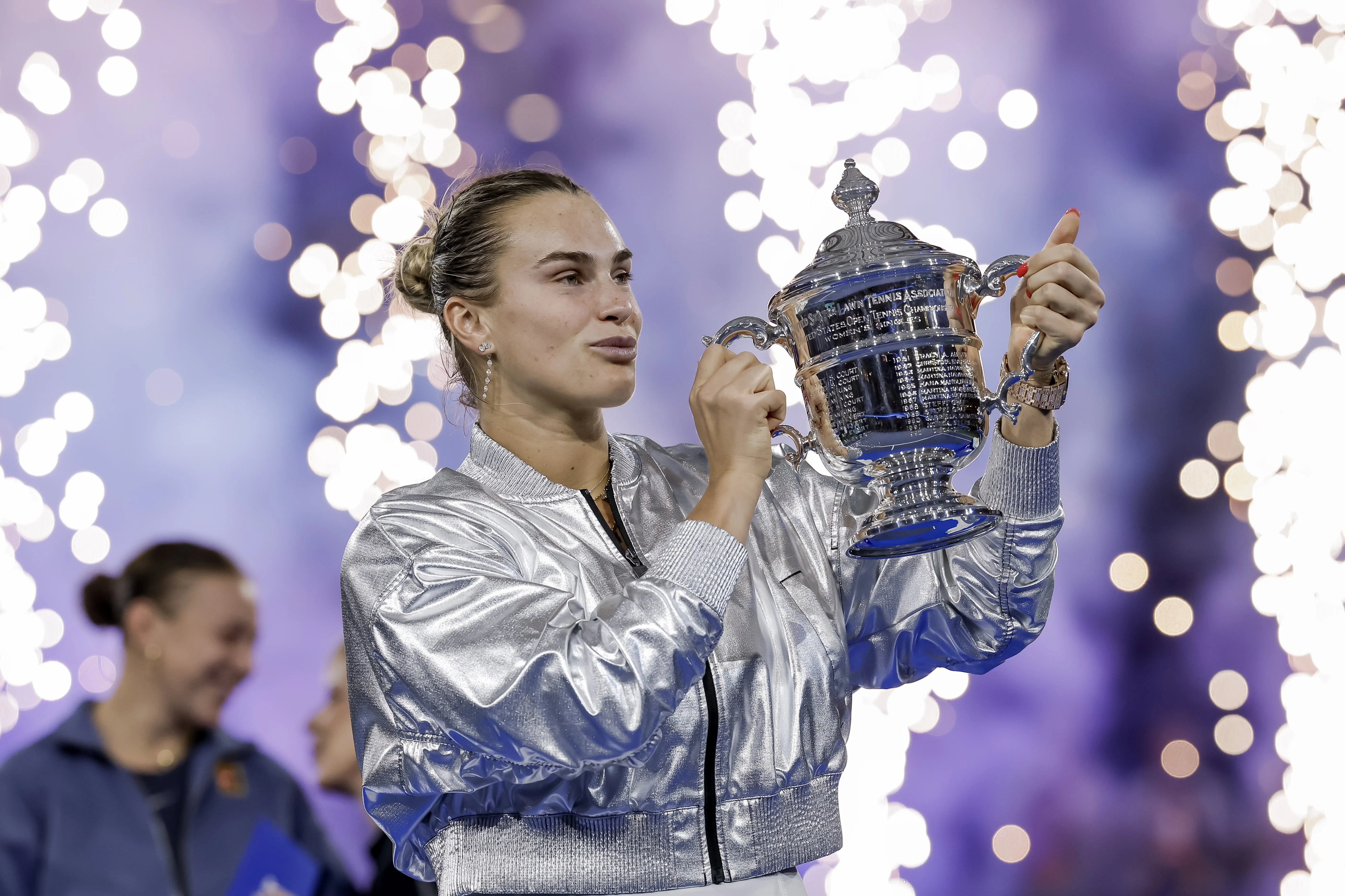 Aryna Sabalenka of Belarus lifts the champions trophy after defeating Amanda Anisimova of the USA during the women's singles final of the US Open Tennis Championships at the USTA Billie Jean King National Tennis Center in Flushing Meadows, New York, USA, 06 September 2025. (Tenis, Bielorrusia, Nueva York) EFE/EPA/JOHN G. MABANGLO