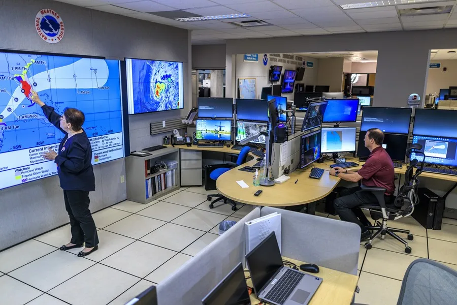 Fotografía de archivo de miembros del personal del Centro Nacional de Huracanes (NHC) de la Administración Nacional Oceánica y Atmosférica (NOAA) en Miami, Florida, EE. UU. EFE/EPA/CRISTOBAL HERRERA-ULASHKEVICH