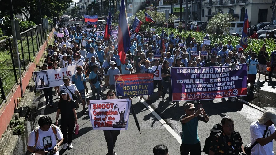 Manifestantes sostienen pancartas y carteles durante una protesta en Manila, Filipinas, el 21 de septiembre de 2025. EFE/EPA/FRANCIS R. MALASIG