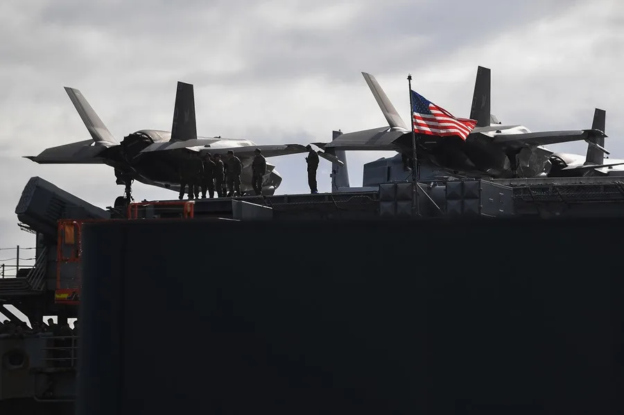 Fotografía de archivo de miembros de la tripulación del USS America posando delante de varios aviones de combate F-35B Lightning II en Sídney, Australia. EFE/EPA/STEVEN SAPHORE