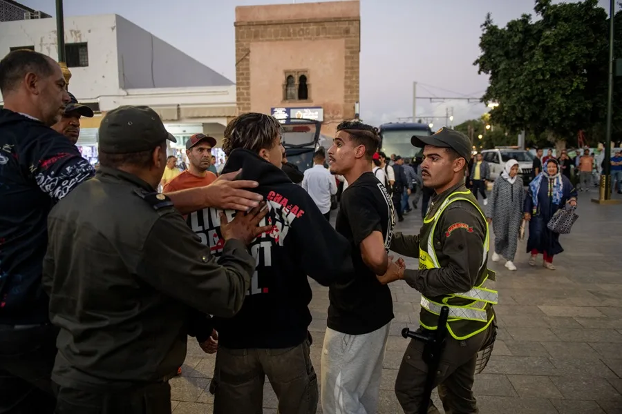 La policía detiene a varias personas durante una manifestación en Rabat, Marruecos, el 29 de septiembre de 2025.