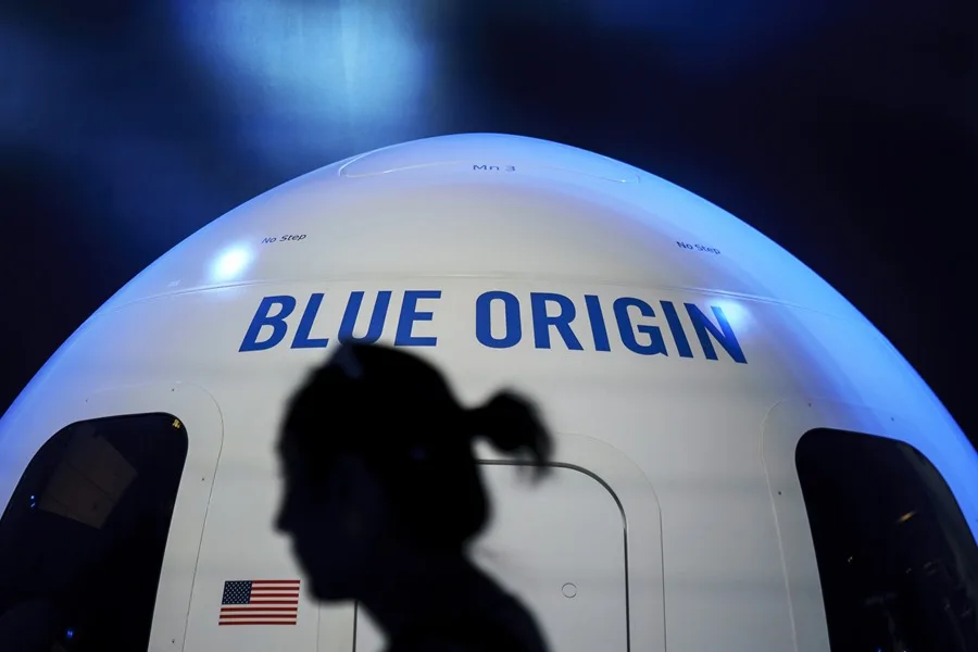 Fotografía de archivo de una persona pasando junto a una cápsula de Blue Origin en la exposición «Futuros del espacio» en Washington D. C., EE.UU. EFE/EPA/WILL OLIVER