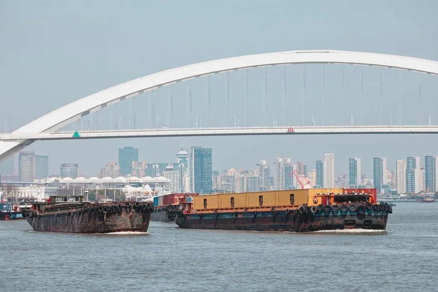Fotografía de archivo de buques de carga navegando por el río Huangpu en Shanghái, China. EFE/EPA/ALEX PLAVEVSKI