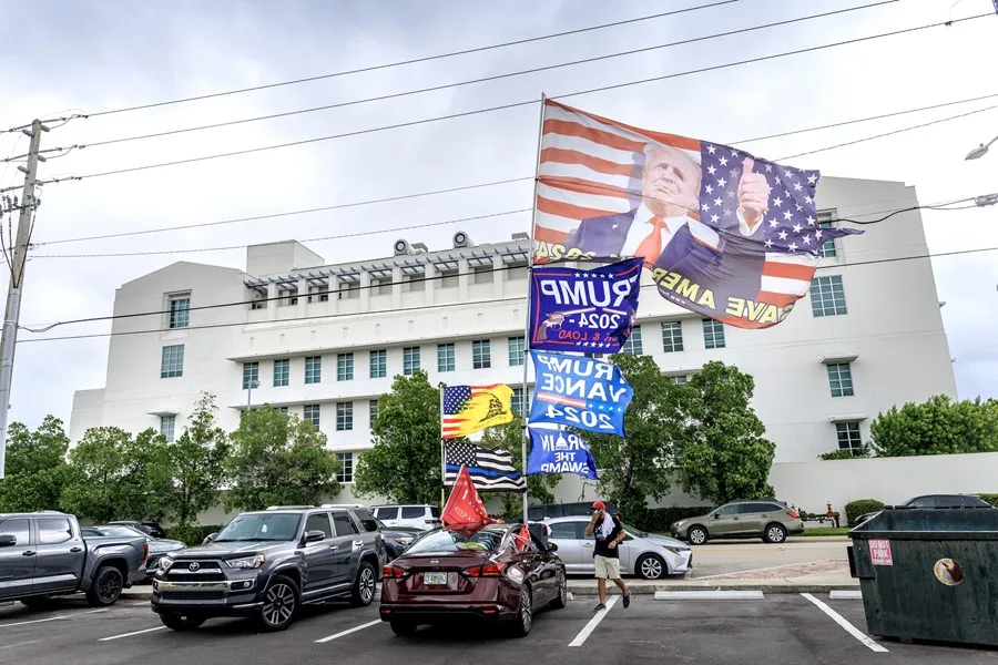Un partidario del presidente estadounidense Donald Trump camina frente al edificio del Tribunal Federal Alto Lee Adams Sr., donde comenzó el juicio contra Ryan Routh en Fort Pierce, Florida, Estados Unidos, el 11 de septiembre de 2025. EFE/EPA/CRISTOBAL HERRERA-ULASHKEVICH