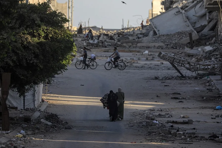 Palestinos desplazados tras un ataque aéreo israelí en la ciudad de Gaza.