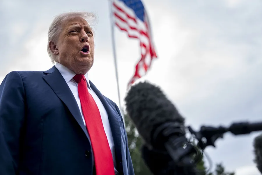 Fotografía de archivo del presidente de Estados Unidos, Donald Trump, hablando con la prensa en el Jardín Sur de la Casa Blanca en Washington, DC, EE. UU. EFE/EPA/BONNIE CASH / POOL