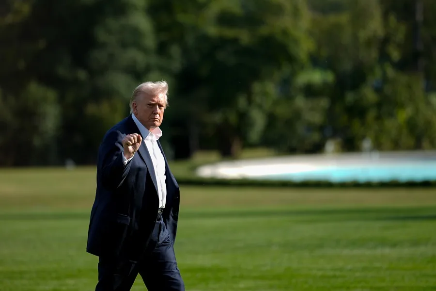 El presidente de los Estados Unidos, Donald Trump, camina por el jardín sur de la Casa Blanca. EFE/EPA/KENT NISHIMURA / POOL