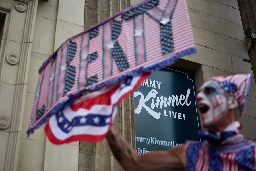 Un activista sostiene un cartel con la palabra «Libertad» frente a los estudios de Jimmy Kimmel Live en Los Ángeles, California, EE. UU. EFE/EPA/ALLISON DINNER