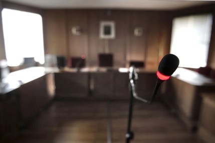 Vista de una sala de juicios vacía en los Juzgados de la Plaza de Castilla de Madrid.