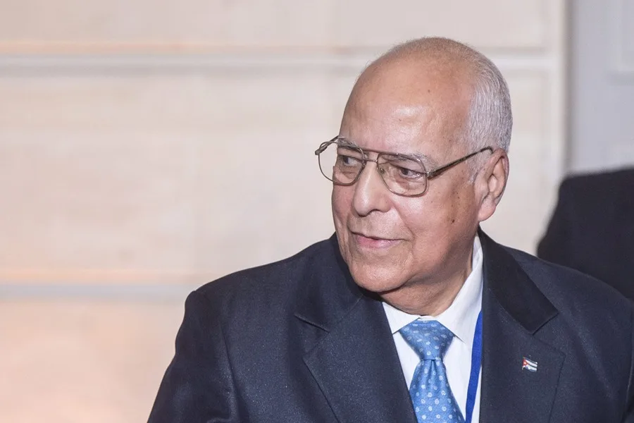 Fotografía de archivo del vicepresidente de Consejo de Ministros cubano Ricardo Cabrisas durante la firma de unos acuerdos de cooperación en el palacio del Elíseo en París, Francia. EFE/Etienne Laurent