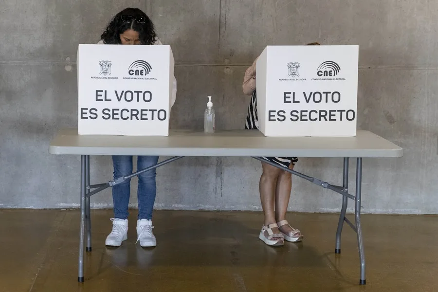 Ecuador votará si quiere mantener o dejar atrás la Constitución del expresidente Rafael Correa