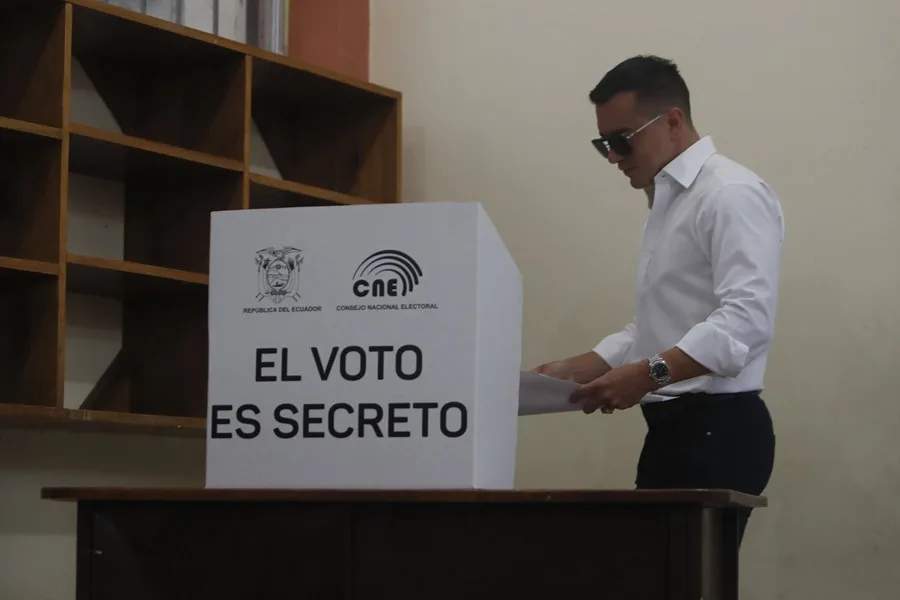 Ecuador votará si quiere mantener o dejar atrás la Constitución del expresidente Rafael Correa