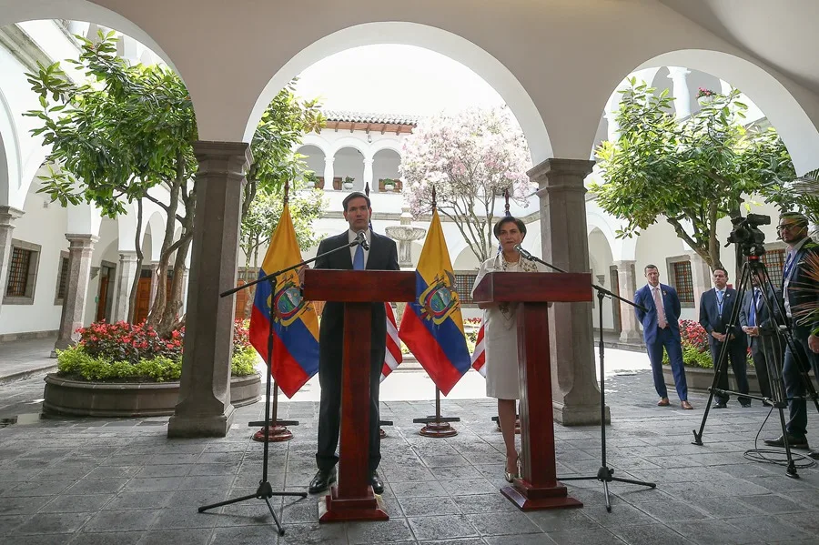 EE.UU. aclara desde Ecuador que no ve necesarios los ataques contra el narcotráfico en "países amigos"