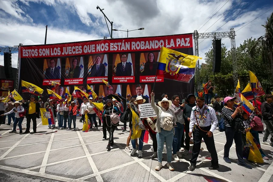 El presidente de Ecuador convoca un referéndum para preguntar sobre la instalación de bases militares extranjeras en el país