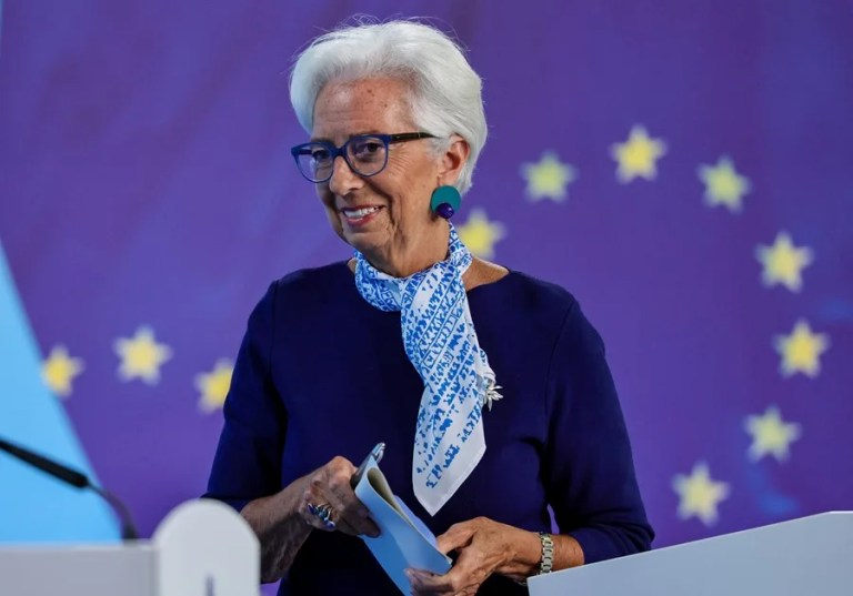 El BCE mantendrá por segundo mes consecutivo los tipos de interés en el 2 %. En la imagen, La presidenta del BCE, Christine Lagarde, durante una rueda de prensa en Fráncfort del Meno, Alemania, el pasado mes de julio. EFE/EPA/RONALD WITTEK