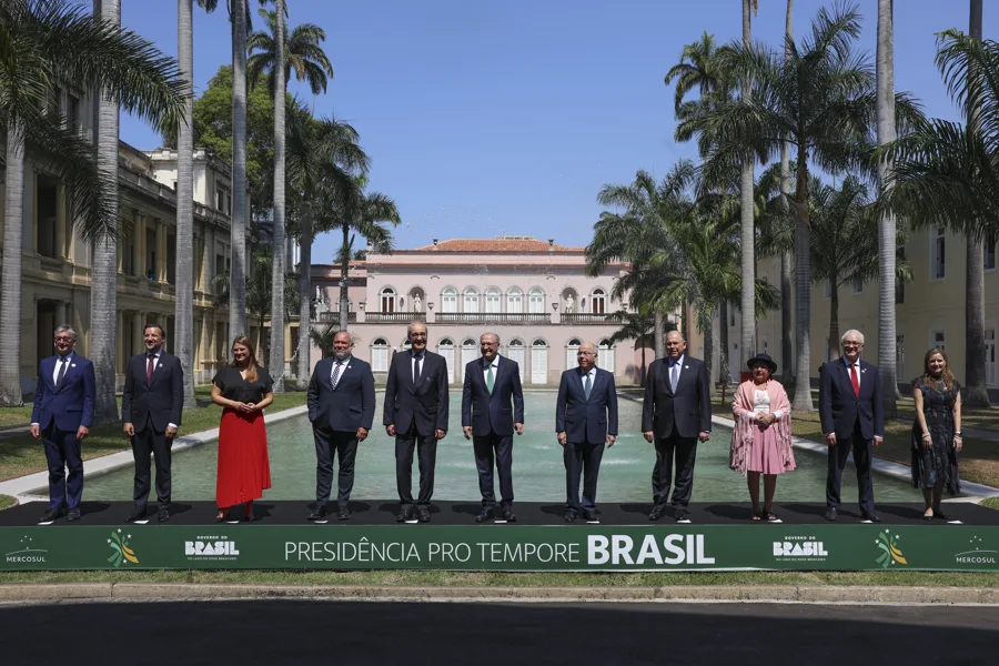 El Mercosur y el bloque europeo EFTA firman un acuerdo de libre comercio. En la imagen, Foto de familia de la reunión entre el Mercosur y la EFTA este martes en Río de Janeiro, Brasil. EFE/ André Coelho