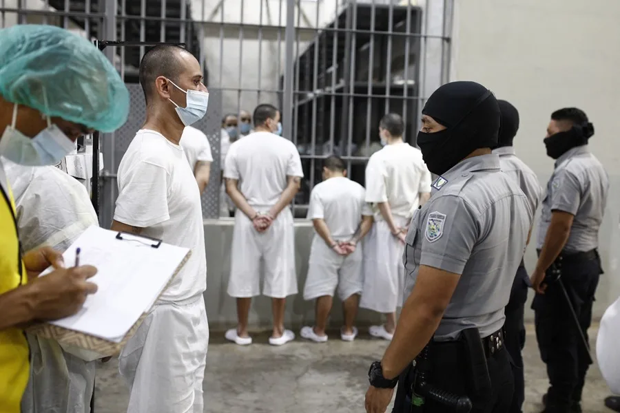 Denuncian corrupción en cárceles de El Salvador como el pago a particulares para las visitas