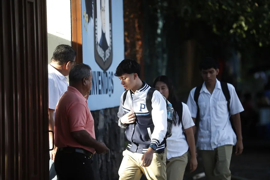 El Salvador aplica un reglamento de cortesía en las escuelas públicas para "fomentar" el respeto