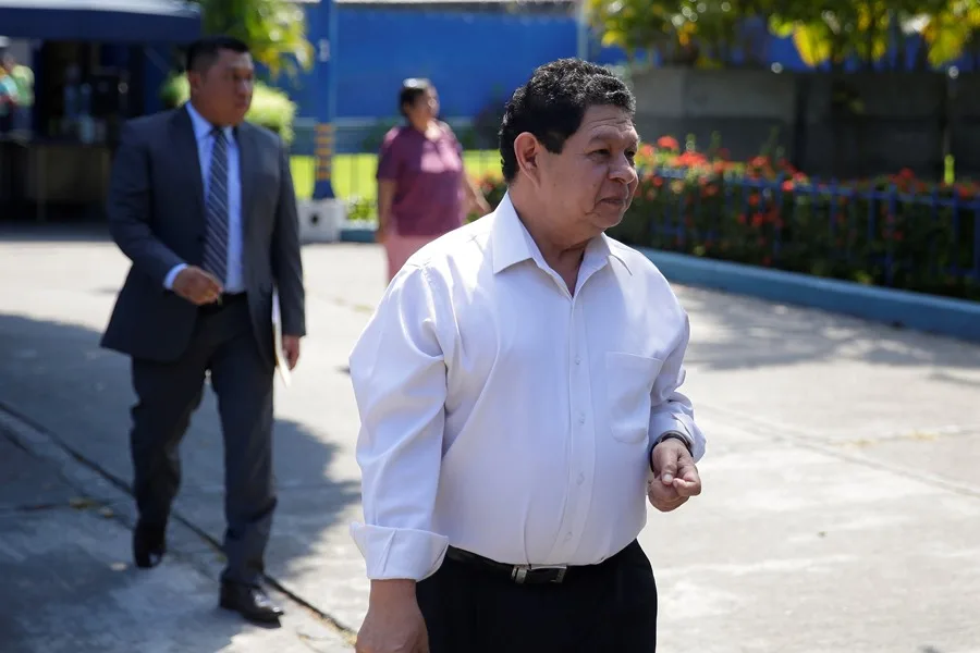 Una corte de El Salvador condena a dos exministros a 28 años de prisión por negociaciones con pandillas