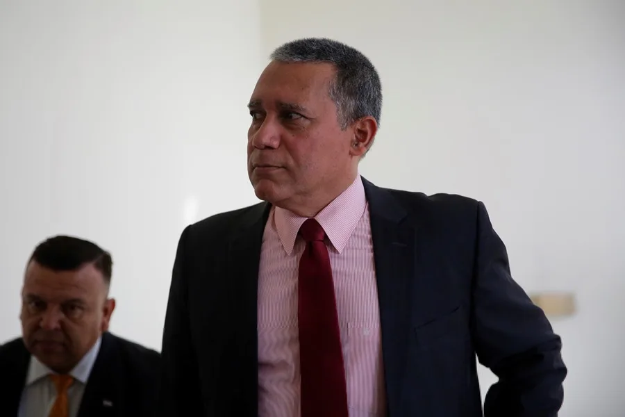 Una corte de El Salvador condena a dos exministros a 28 años de prisión por negociaciones con pandillas