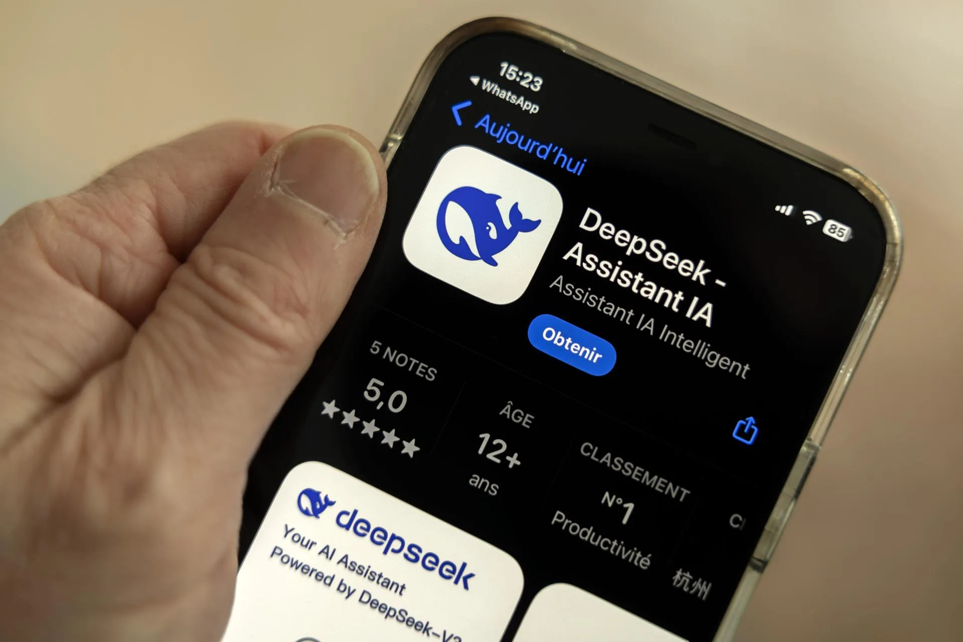 El modelo chino de inteligencia artificial DeepSeek aprende más cuando recibe 'recompensas' por resolver problemas