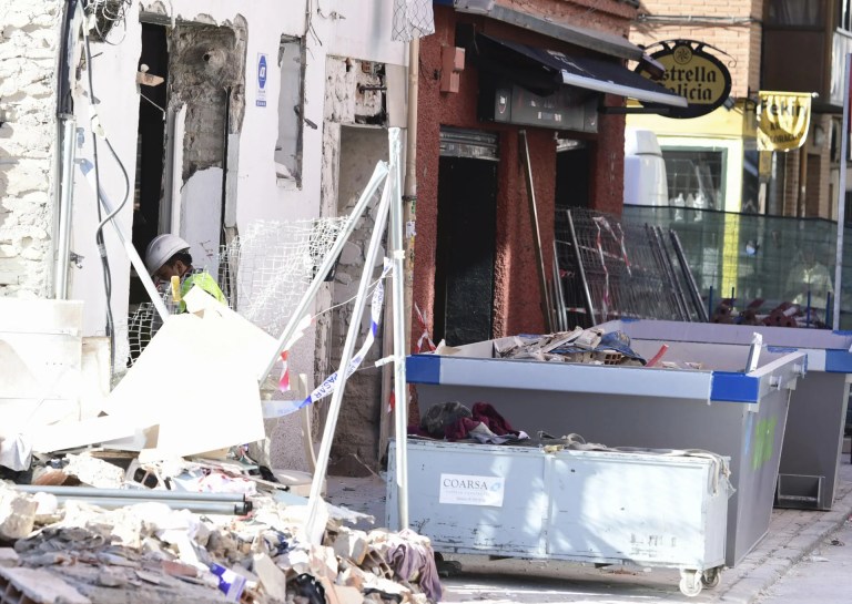 Encontrado un segundo cadáver bajo los escombros de la explosión en un edificio del madrileño barrio de Vallecas