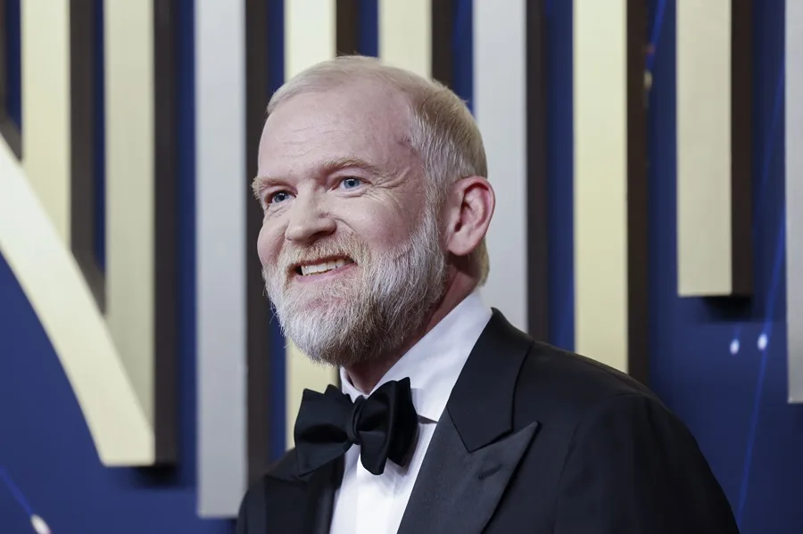 Premios Emmy 2025: los artistas y celebridades llegan a la alfombra roja