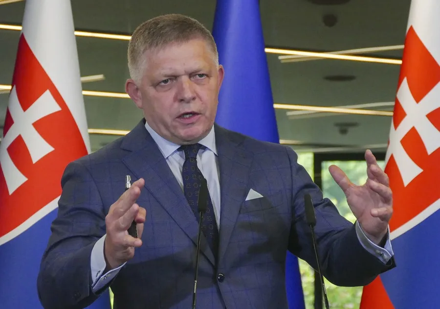 Eslovaquia vetará nuevas sanciones a Rusia si la UE no cambia su política climática y energética. En la imagen, El primer ministro eslovaco, Robert Fico, durante una rueda de prensa en Uzhhorod, Ucrania, el pasado 5 de septiembre. EFE/EPA/STRINGER