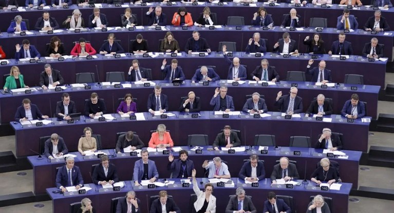 Eurocámara pide la inclusión del Cartel de los Soles en la lista de la UE de organizaciones terroristas. En la imagen, Eurodiputados durante una votación en el Parlamento Europeo en Estrasburgo, Francia, en una imagen de archivo. EFE/EPA/RONALD WITTEK