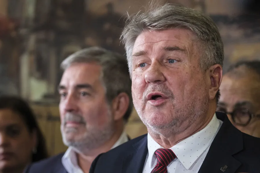 Eurodiputados buscan encontrar mayor financiación para la inmigración en Canarias. En la imagen, El presidente de Canarias, Fernando Clavijo (i), y el presidente de la Comisión de Peticiones del Parlamento Europeo, Bogdan Rzonca (d), este lunes en Santa Cruz de Tenerife (Canarias, España). EFE/EPA/RONALD WITTEK