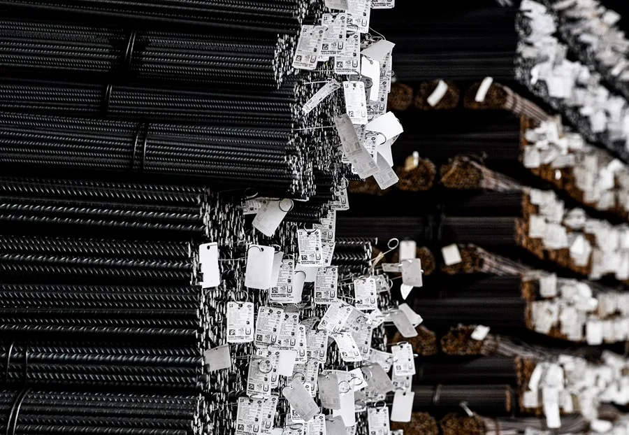 Eurofer: El mercado europeo del acero no se recuperará hasta 2026 por los aranceles. En la imagen, Varillas de acero almacenadas en una fábrica de Hennigsdorf, Alemania, en una imagen de archivo. EFE/EPA/FILIP SINGER