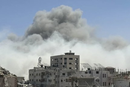 Europa se divide entre los críticos a Israel y los más permisivos a su política en Gaza. En la imagen, Un bombardeo en la zona de Saftawi, en el norte de la ciudad de Gaza, este lunes. EFE/ Ahmad Awad