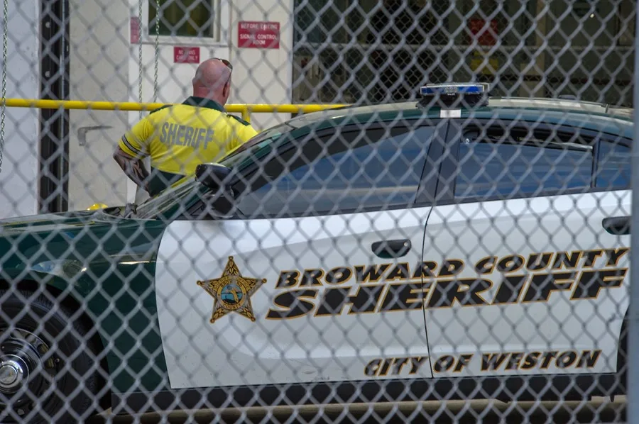 Fotografía de archivo de un agente de la Oficina del Sheriff fuera de la cárcel del condado de Broward, en la ciudad de Fort Lauderdale, Florida, EE. UU. EPA/GIORGIO VIERA