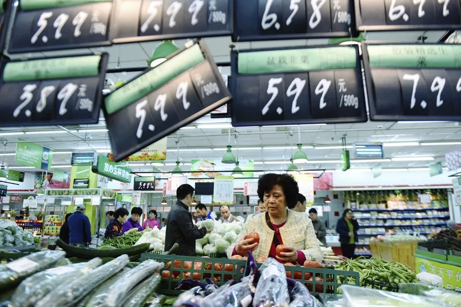 Fotografía de archivo de una mujer comprando en el apartado de verduras de un supermercado de Hangzhou, en el este de la provincia de Zhejiang (China). EFE/Long Wei