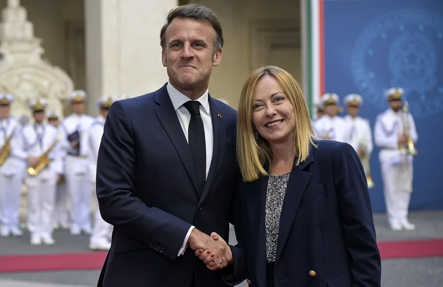 Francia e Italia promoverán una coalición de lucha contra el narcotráfico en Europa. En la imagen,La primera ministra italiana, Giorgia Meloni (d), recibe al presidente francés, Emmanuel Macron (i), en el Palacio Chigi en Roma, Italia. EFE/EPA/RICCARDO ANTIMIANI / Archivo