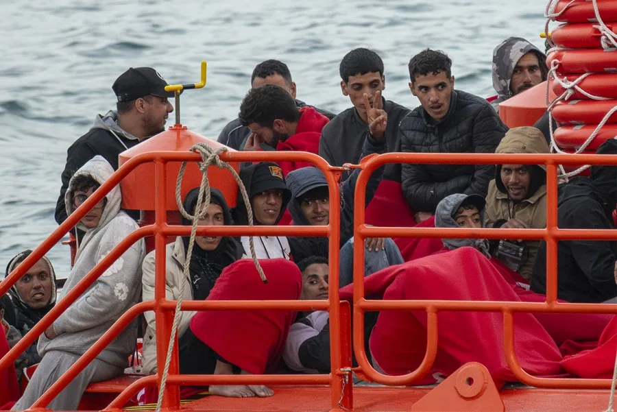 Frontex: La inmigración ilegal a la UE se reduce un 21 % en los ocho meses de 2025. En la imagen, Migrantes en el puerto de Arrecife en Lanzarote (Canarias, España) en una imagen de archivo. EFE/ Adriel Perdomo