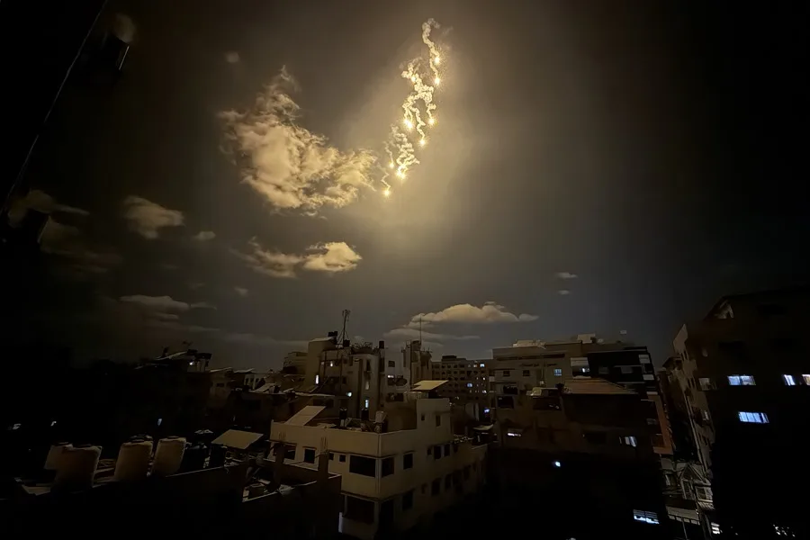 Bengalas sobre la ciudad de Gaza para pedir su evacuación