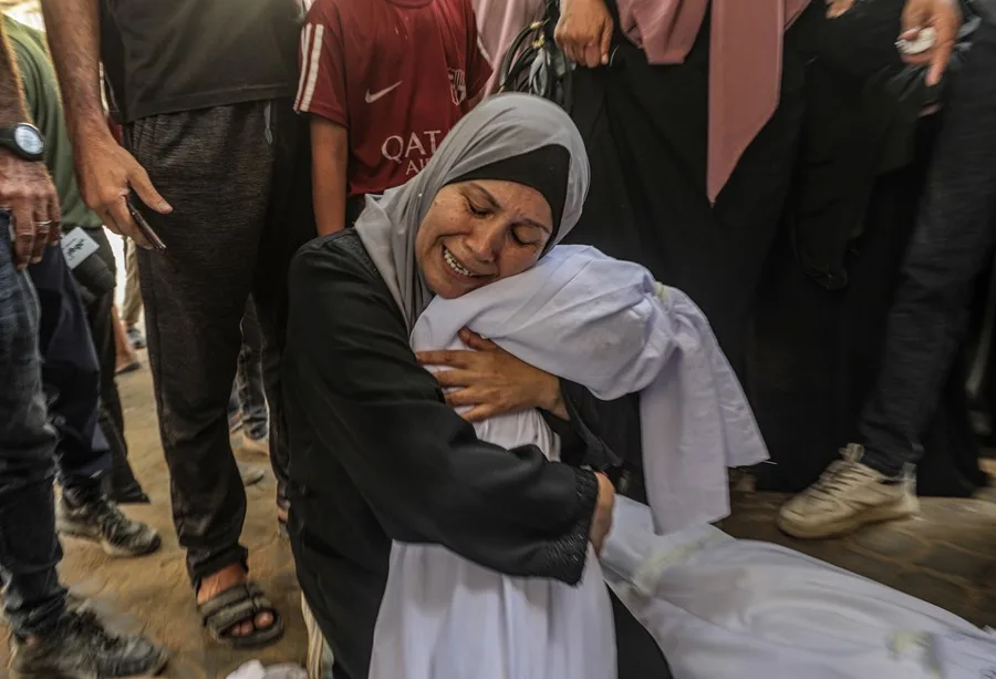 Una madre llora el cuerpo de su hija Shayma, esposa de Mohammed Ahmad, en el hospital Al Shifa de la ciudad de Gaza,