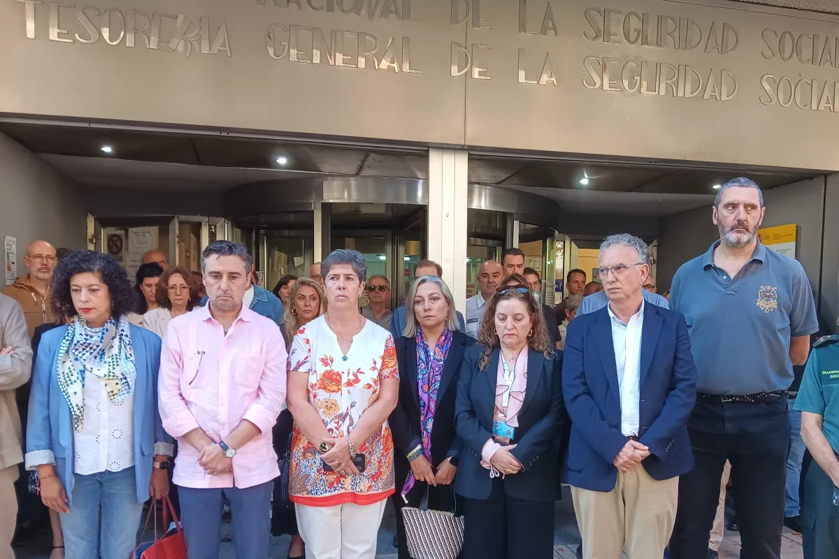 Trabajadores de la oficina del Instituto Nacional de la Seguridad Social de Badajoz, en la que trabajaba la mujer hallada muerta, durante una concentración. EFE/ José Luis Real