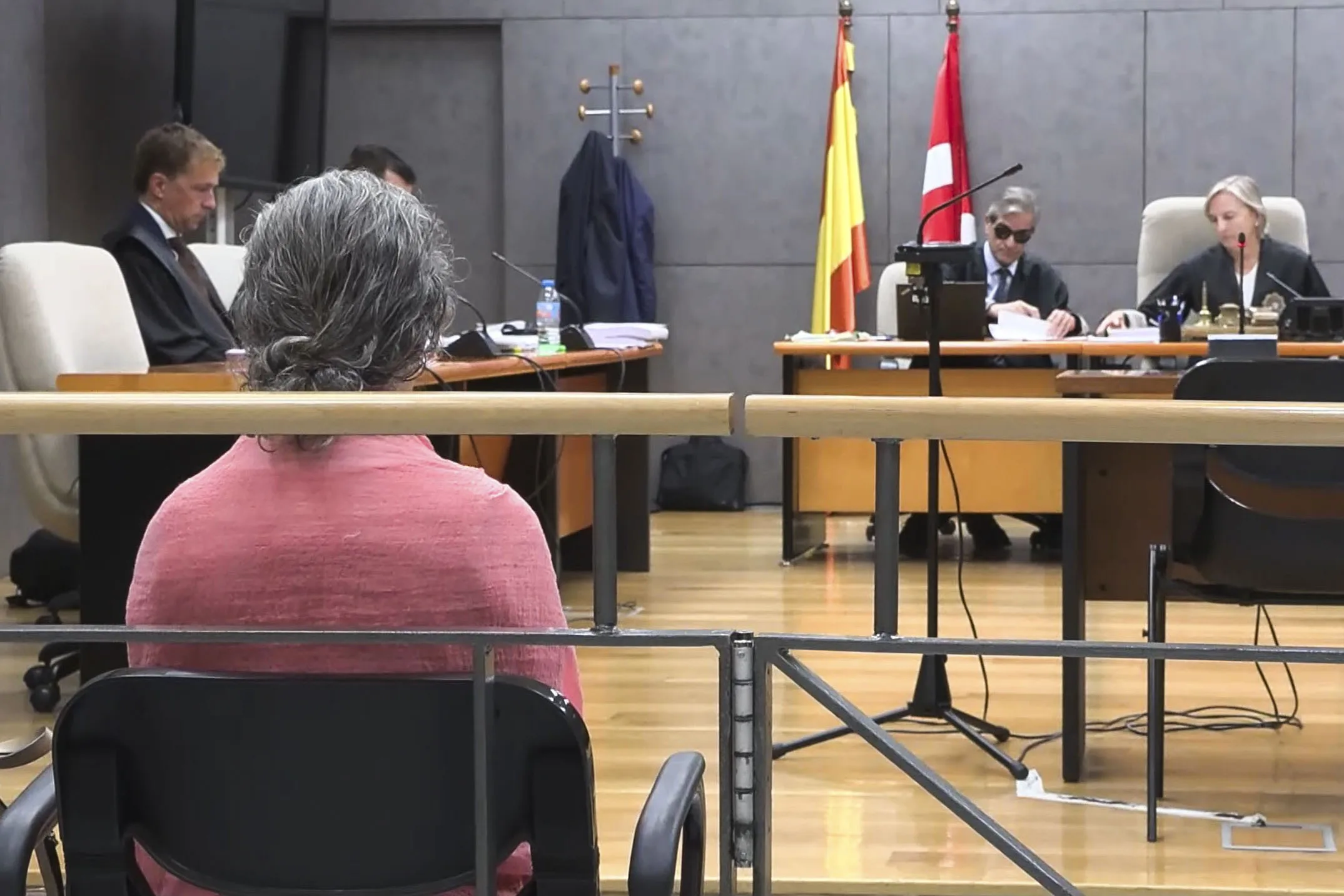 Inicio del juicio en Bilbao contra una enfermera del ambulatorio de Kabieces, en Santurtzi (Bizkaia), acusada de simular vacunar a los niños. EFE/Jon Garai