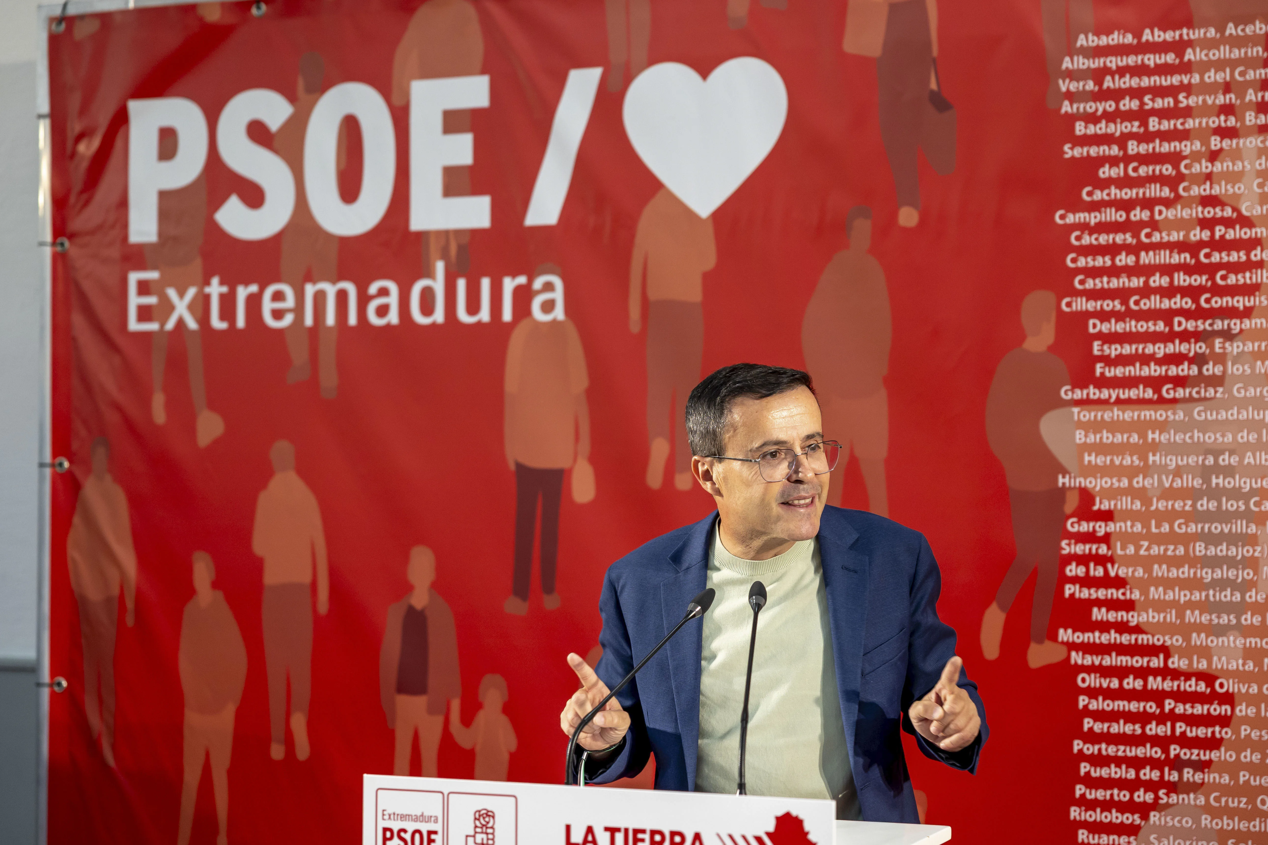 Acto de apertura del nuevo curso político del PSOE extremeño este jueves, con la intervención del secretario general de los socialistas extremeños, Miguel Ángel Gallardo (c) y la presencia de la ministra de Vivienda y Agenda Urbana, Isabel Rodríguez.
