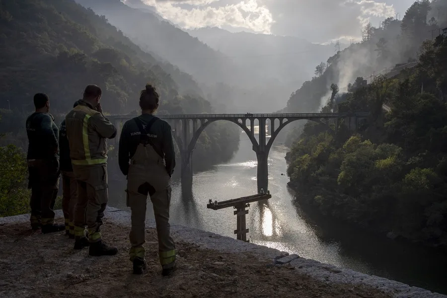 Brigadistas observan el monte en A Barca, en el Rio Sil (Lugo).